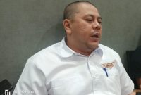 Wakil Ketua DPRD Kota Bekasi Faisal saat diwawancarai awak media.