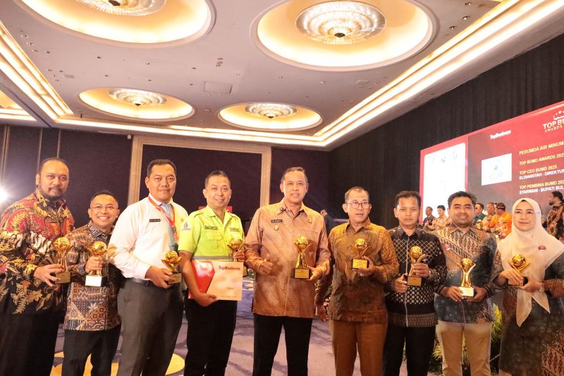 Wali Kota Bekasi, Tri Adhianto, menghadiri acara Top BUMD Awards 2025 yang diselenggarakan pada hari Senin, 28 April 2025, di Dian Ballroom, Hotel Raffles Jakarta. 