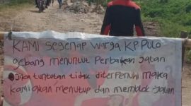 Seluruh warga Desa Muktiwari, Kecamatan Cibitung, Kabupaten Bekasi melakukan aksi serta memblokir akses jalan.