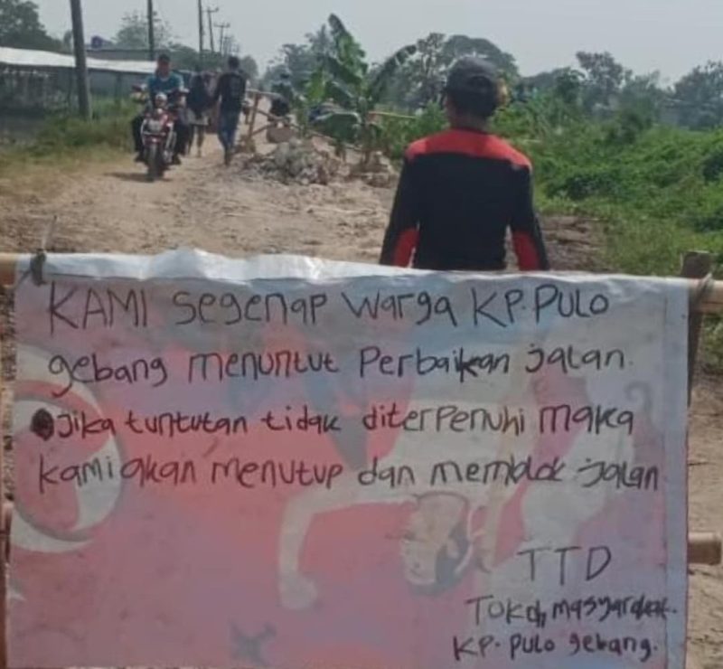 Seluruh warga Desa Muktiwari, Kecamatan Cibitung, Kabupaten Bekasi melakukan aksi serta memblokir akses jalan.