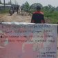 Seluruh warga Desa Muktiwari, Kecamatan Cibitung, Kabupaten Bekasi melakukan aksi serta memblokir akses jalan.