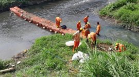Dinas Lingkungan Hidup (DLH) Kabupaten Bekasi melalui UPTD II memasang kubus apung di Kali Cijambe Kecamatan Tambun Selatan.
