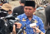 Lurah Bahagia, Khoirul Anwar saat diwawancarai awak media. (foto.doc)