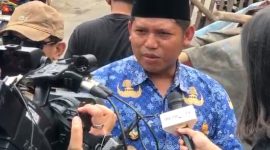 Lurah Bahagia, Khoirul Anwar saat diwawancarai awak media. (foto.doc)