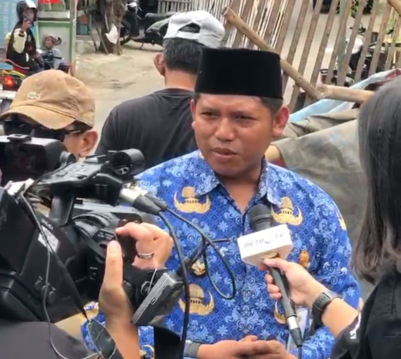 Lurah Bahagia, Khoirul Anwar saat diwawancarai awak media. (foto.doc)