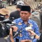 Lurah Bahagia, Khoirul Anwar saat diwawancarai awak media. (foto.doc)
