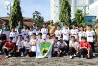 Wali Kota Bekasi, Tri Adhianto, secara resmi melepas tim sepak bola Kota Bekasi dari Sekolah Sepak Bola (SSB) Tajimalela.