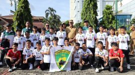 Wali Kota Bekasi, Tri Adhianto, secara resmi melepas tim sepak bola Kota Bekasi dari Sekolah Sepak Bola (SSB) Tajimalela.