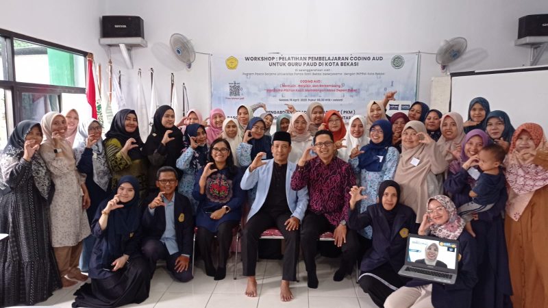 Foto Bersama : Para peserta workshop pembelajaran coding AUD untuk guru PAUD melaksanakan foto bersamai usai kegiatan, pasa Selasa (15/04/2025).