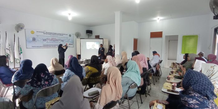 Para Peserta Coding serius apa yang sedang disampaikan pemateri.