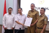 Wali Kota Bekasi Dr Tri Adhianto dan Wakil Wali Kota Bekasi Dr Abdul Harris Bobihoe sambut kehadiran Kepala BPK Perwakilan Provinsi Jawa Barat Eydu Oktain Panjaitan, kehadiran kepala BPK dan jajaran dalam Entry Meeting Pemeriksaan Terinci Laporan Keuangan Pemerintah Kota Bekasi Tahun 2024. Hadir pada kegiatan tersebut para Kepala OPD.