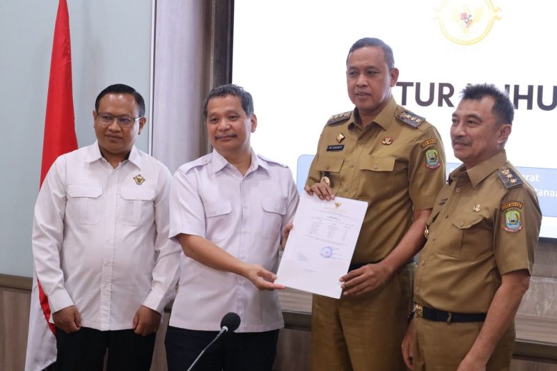 Wali Kota Bekasi Dr Tri Adhianto dan Wakil Wali Kota Bekasi Dr Abdul Harris Bobihoe sambut kehadiran Kepala BPK Perwakilan Provinsi Jawa Barat Eydu Oktain Panjaitan, kehadiran kepala BPK dan jajaran dalam Entry Meeting Pemeriksaan Terinci Laporan Keuangan Pemerintah Kota Bekasi Tahun 2024. Hadir pada kegiatan tersebut para Kepala OPD.