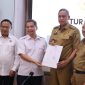 Wali Kota Bekasi Dr Tri Adhianto dan Wakil Wali Kota Bekasi Dr Abdul Harris Bobihoe sambut kehadiran Kepala BPK Perwakilan Provinsi Jawa Barat Eydu Oktain Panjaitan, kehadiran kepala BPK dan jajaran dalam Entry Meeting Pemeriksaan Terinci Laporan Keuangan Pemerintah Kota Bekasi Tahun 2024. Hadir pada kegiatan tersebut para Kepala OPD.