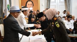 MoU : Pemerintah Kabupaten (Pemkab) Bekasi dan Pemerintah Provinsi Jawa Barat (Pemprov Jabar) resmi menandatangani nota kesepahaman (MoU) untuk meningkatkan kualitas penerangan jalan umum (PJU) di ruas jalan provinsi yang melintasi wilayah Kabupaten Bekasi. Kerja sama ini bertujuan meningkatkan keamanan, kenyamanan, serta mendukung aktivitas ekonomi malam hari melalui pemeliharaan, perbaikan, dan penambahan titik-titik PJU. foto : istimewa
