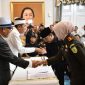 MoU : Pemerintah Kabupaten (Pemkab) Bekasi dan Pemerintah Provinsi Jawa Barat (Pemprov Jabar) resmi menandatangani nota kesepahaman (MoU) untuk meningkatkan kualitas penerangan jalan umum (PJU) di ruas jalan provinsi yang melintasi wilayah Kabupaten Bekasi. Kerja sama ini bertujuan meningkatkan keamanan, kenyamanan, serta mendukung aktivitas ekonomi malam hari melalui pemeliharaan, perbaikan, dan penambahan titik-titik PJU. foto : istimewa
