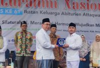 SILATNAS: Bupati Bekasi Ade Kuswara Kunang pada pada acara Silaturahmi Nasional IKAA ke-61, di Halaman Masjid Attaqwa, Ponpes Attaqwa Putra, Kecamatan Babelan, pada Sabtu (12/04/2025). FOTO: TATA JAELANI/DISKOMINFOSANTIK
