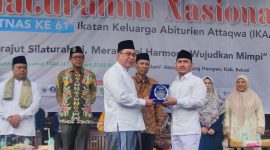 SILATNAS: Bupati Bekasi Ade Kuswara Kunang pada pada acara Silaturahmi Nasional IKAA ke-61, di Halaman Masjid Attaqwa, Ponpes Attaqwa Putra, Kecamatan Babelan, pada Sabtu (12/04/2025). FOTO: TATA JAELANI/DISKOMINFOSANTIK
