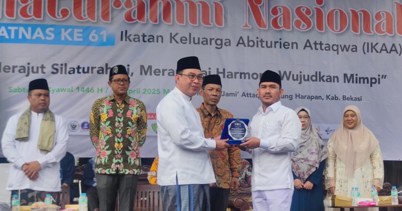 SILATNAS: Bupati Bekasi Ade Kuswara Kunang pada pada acara Silaturahmi Nasional IKAA ke-61, di Halaman Masjid Attaqwa, Ponpes Attaqwa Putra, Kecamatan Babelan, pada Sabtu (12/04/2025). FOTO: TATA JAELANI/DISKOMINFOSANTIK
