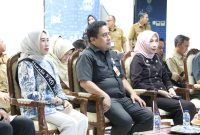 Sekda Kabupaten Bekasi, Dedy Supriyadi didampingi Bunda Forum Anak Daerah, Marlynda Ade Kuswara Kunang dan Plt. Kepala DP3A, Ani Gustini menghadiri Verifikasi Lapangan Hybrid Evaluasi Kabupaten Bekasi Layak Anak Tahun 2025 di Auditorium Diskominfosantik Cikarang Pusat, Selasa (15/04/2025). Foto : Jaja Jaelani/Newsroom.