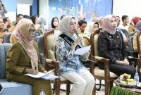Bunda Forum Anak Daerah Kabupaten Bekasi, Marlynda Ade Kuswara Kunang, menghadiri kegiatan Verifikasi Lapangan Hybrid Evaluasi Kabupaten Bekasi Layak Anak Tahun 2025. Berlangsung di Ruang Auditorium Diskominfosantik Cikarang Pusat, Selasa (15/04/2025). Foto : Jaja Jaelani/Newsroom
