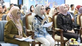 Bunda Forum Anak Daerah Kabupaten Bekasi, Marlynda Ade Kuswara Kunang, menghadiri kegiatan Verifikasi Lapangan Hybrid Evaluasi Kabupaten Bekasi Layak Anak Tahun 2025. Berlangsung di Ruang Auditorium Diskominfosantik Cikarang Pusat, Selasa (15/04/2025). Foto : Jaja Jaelani/Newsroom
