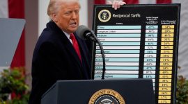 Presiden AS Donald Trump menunjukkan perintah eksekutif yang telah ditandatangani saat pengumuman tarif di Rose Garden, Gedung Putih, Washington, DC, AS, pada hari Rabu (2/4/2025). Trump memberlakukan tarif pada mitra dagang AS di seluruh dunia, serangan terbesarnya terhadap sistem ekonomi global yang telah lama dianggapnya tidak adil. Fotografer: Jim Lo Scalo / EPA / Bloomberg.