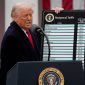 Presiden AS Donald Trump menunjukkan perintah eksekutif yang telah ditandatangani saat pengumuman tarif di Rose Garden, Gedung Putih, Washington, DC, AS, pada hari Rabu (2/4/2025). Trump memberlakukan tarif pada mitra dagang AS di seluruh dunia, serangan terbesarnya terhadap sistem ekonomi global yang telah lama dianggapnya tidak adil. Fotografer: Jim Lo Scalo / EPA / Bloomberg.