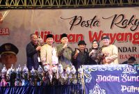 Asisten Pemerintahan dan Kesra (Asda 1) Setda Kabupaten Bekasi, Sri Enny Mainiarti, membuka Pagelaran Pesta Rakyat Wayang Golek Pimpinan Ki Dalang Dadan Sunarya Putra Giri Harja 3. Bertempat di Kawasan Central Park Meikarta, Cikarang Selatan, pada Jum'at, (18/04/2025). 