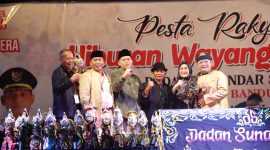 Asisten Pemerintahan dan Kesra (Asda 1) Setda Kabupaten Bekasi, Sri Enny Mainiarti, membuka Pagelaran Pesta Rakyat Wayang Golek Pimpinan Ki Dalang Dadan Sunarya Putra Giri Harja 3. Bertempat di Kawasan Central Park Meikarta, Cikarang Selatan, pada Jum'at, (18/04/2025). 