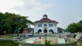Gedung Juang 45 bukan sekadar bangunan tua. Ia adalah saksi bisu perlawanan rakyat Bekasi melawan penjajahan. Jejak sejarah yang kini menjadi ruang edukasi dan kebanggaan kota.

