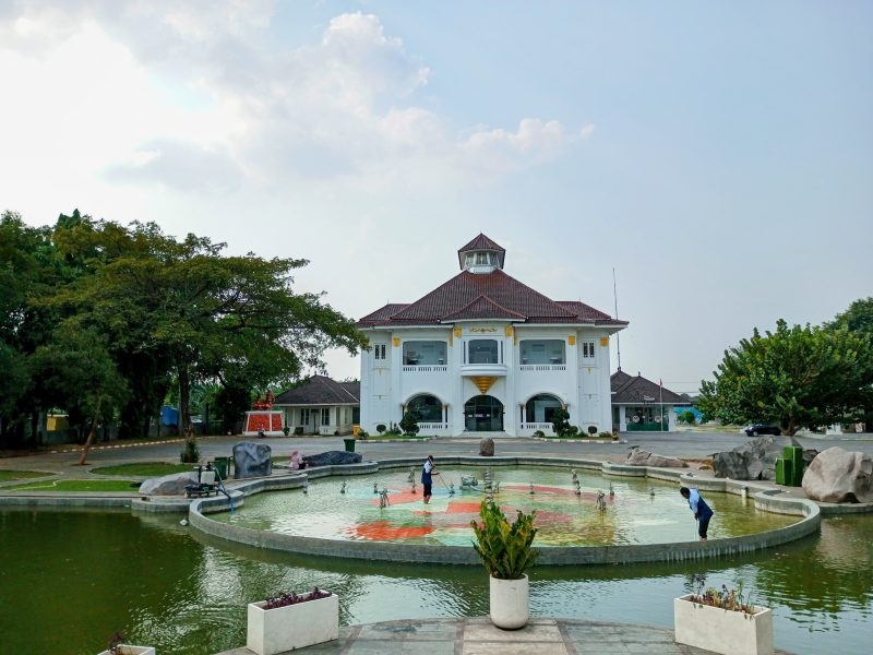Gedung Juang 45 bukan sekadar bangunan tua. Ia adalah saksi bisu perlawanan rakyat Bekasi melawan penjajahan. Jejak sejarah yang kini menjadi ruang edukasi dan kebanggaan kota.

