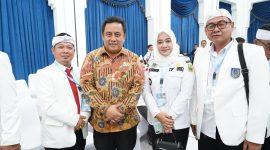 Sekretaris Daerah Kabupaten Bekasi, Dedy Supriyadi, menghadiri pelantikan DPD Apdesi Provinsi Jawa Barat di Aula Barat Gedung Sate, Bandung, Kamis (15/5/2025).