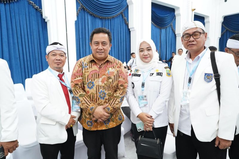 Sekretaris Daerah Kabupaten Bekasi, Dedy Supriyadi, menghadiri pelantikan DPD Apdesi Provinsi Jawa Barat di Aula Barat Gedung Sate, Bandung, Kamis (15/5/2025).
