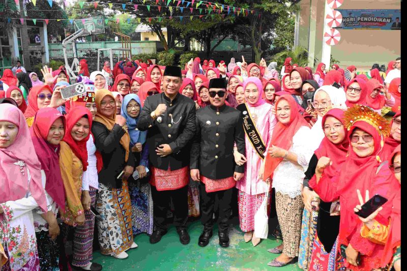 HARDIKNAS : Pemerintah Kabupaten Bekasi memperingati Hari Pendidikan Nasional (Hardiknas) 2025 dengan menggelar Upacara yang dipimpin langsung oleh Bupati Bekasi Ade Kuswara Kunang. Bertempat di SMPN 1 Cikarang Selatan, pada Jum'at (02/05/2025).