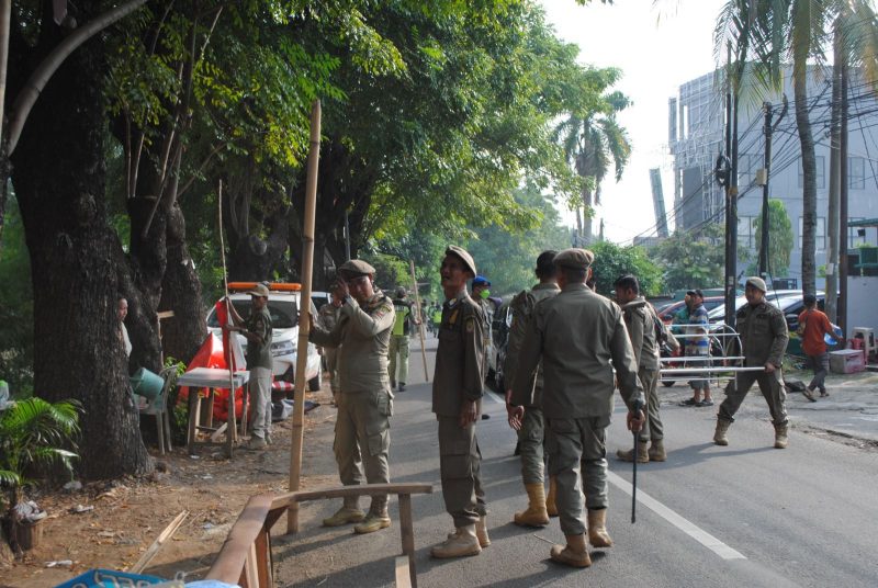 Penertiban dilakukan oleh Satpol PP bersama Kecamatan Bekasi Selatan, TNI/Polri, dan dinas terkait.