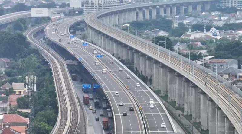 Arus balik Waisak 2025: 38.689 kendaraan melintasi Jalan Layang MBZ menuju Jakarta, meningkat 91,18% dari lalu lintas normal.