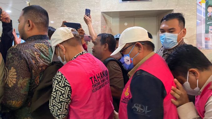 Ketiga tersangka, termasuk mantan Kepala Dispora dan pejabat pengadaan, resmi ditahan setelah Kejari Bekasi menemukan indikasi kerugian negara senilai Rp4,7 miliar.