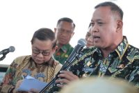 Tri Adhianto menyampaikan usulan jalur prioritas tol bagi transportasi publik saat tiba di Halte Cawang Sentral.