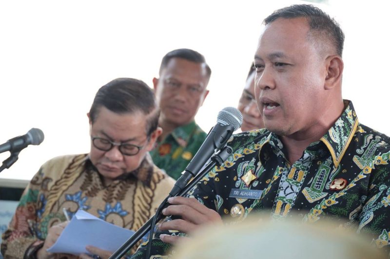 Tri Adhianto menyampaikan usulan jalur prioritas tol bagi transportasi publik saat tiba di Halte Cawang Sentral.