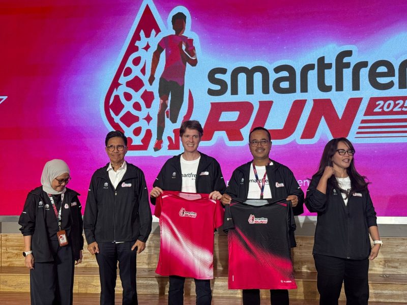 Race Director Smartfren Run 2025 Safitra Aryana, Sekjen PB PASI Tigor M. Tanjung, Direktur & Chief Commercial Officer XLSMART David Arcelus Oses, Chief Marketing Officer Smartfren Sukaca Purwakardjono, serta Division Head Brand Communication Smartfren Edtine Pamilien Gensana saat konferensi pers SMARTFREN Run 2025 di Jakarta, Rabu (21/5). 