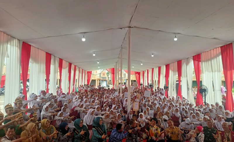 Hari ini, lebih dari 750 siswa SDN di Kelurahan Bahagia, Kecamatan Babelan, Kabupaten Bekasi, belajar langsung dari Kak Seto tentang pentingnya Hidup Bersih dan Sehat (PHBS).
Lewat edukasi dan semangat, kita tanamkan karakter positif sejak dini agar anak-anak siap melangkah ke jenjang berikutnya dengan percaya diri dan sehat.
Kolaborasi lintas sektor untuk masa depan generasi yang lebih cerah!