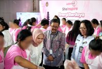 Momen pembukaan pelatihan SheInspire di Lapas Perempuan IIA Kerobokan, Denpasar, Bali, Rabu (21/05). Dari kiri ke kanan: Maftuh Muhtadi, Fungsional Perencana Ahli Muda KemenPPPA RI; Ni Luh Andiyani, Kepala Lapas Perempuan IIA Kerobokan; Adelia Theresa Panjaitan, Product Owner Sisternet XLSMART; dan Riswan Juara Sitorus, Head of Sales XLSMART area Bali. Program SheInspire ini akan berlanjut di sembilan Lapas perempuan lain di berbagai daerah seperti Yogyakarta, Tangerang, Medan, Bandung, Lampung, Lombok, dan Makassar, sebagai bagian dari upaya pemberdayaan perempuan warga binaan melalui pelatihan kewirausahaan dan literasi digital.