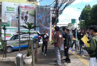 Mahasiswa dari GEMASI membawa simbol tikus dalam aksi protes di depan Kantor Dompet Dhuafa, menuntut transparansi dana umat.