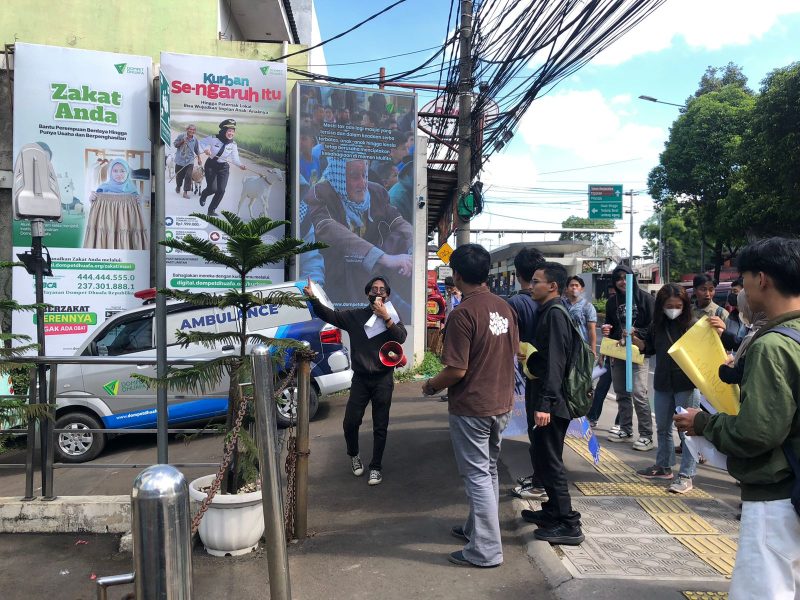Mahasiswa dari GEMASI membawa simbol tikus dalam aksi protes di depan Kantor Dompet Dhuafa, menuntut transparansi dana umat.