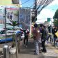 Mahasiswa dari GEMASI membawa simbol tikus dalam aksi protes di depan Kantor Dompet Dhuafa, menuntut transparansi dana umat.