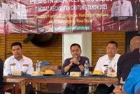 Ketua KPUD Kabupaten Bekasi, Ali Rido, memberikan sambutan dalam kegiatan Pembinaan Kepemudaan Kecamatan Cibitung, Rabu (28/5/2025).