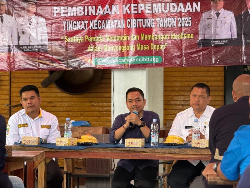 Ketua KPUD Kabupaten Bekasi, Ali Rido, memberikan sambutan dalam kegiatan Pembinaan Kepemudaan Kecamatan Cibitung, Rabu (28/5/2025).