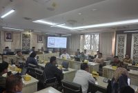 Suasana Rapat Gabungan DPRD Jawa Barat bersama PCNU Kabupaten Bekasi dan para pimpinan pesantren, Selasa (27/5/2025), membahas kebijakan penyerahan ijazah yang menuai kritik luas.