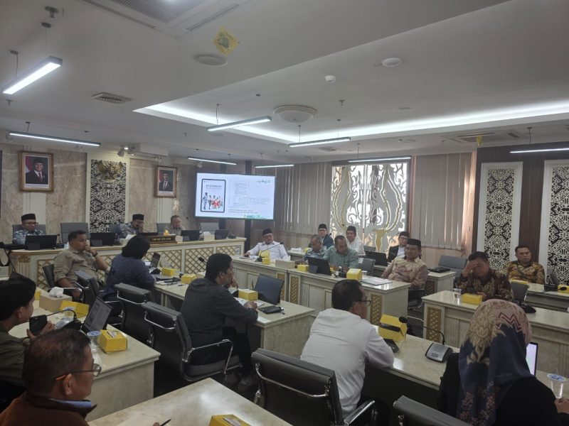 Suasana Rapat Gabungan DPRD Jawa Barat bersama PCNU Kabupaten Bekasi dan para pimpinan pesantren, Selasa (27/5/2025), membahas kebijakan penyerahan ijazah yang menuai kritik luas.