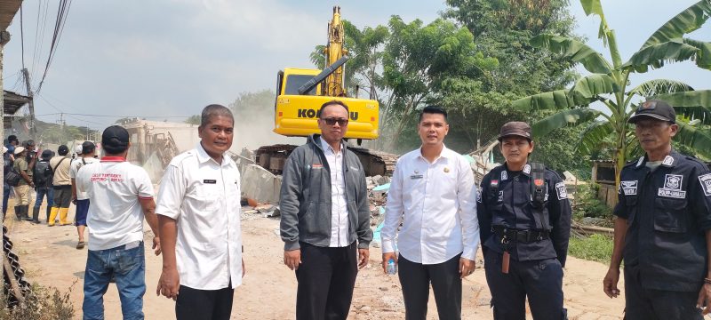 Pembersihan bangunan liar sebagai bagian dari dukungan program strategis peningkatan infrastruktur Jalan Kedaung, Cibitung.